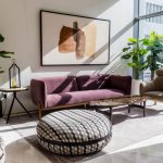 Comment associer canapé, pouf et fauteuil dans un salon ?