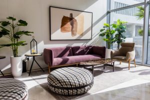 Comment associer canapé, pouf et fauteuil dans un salon ?