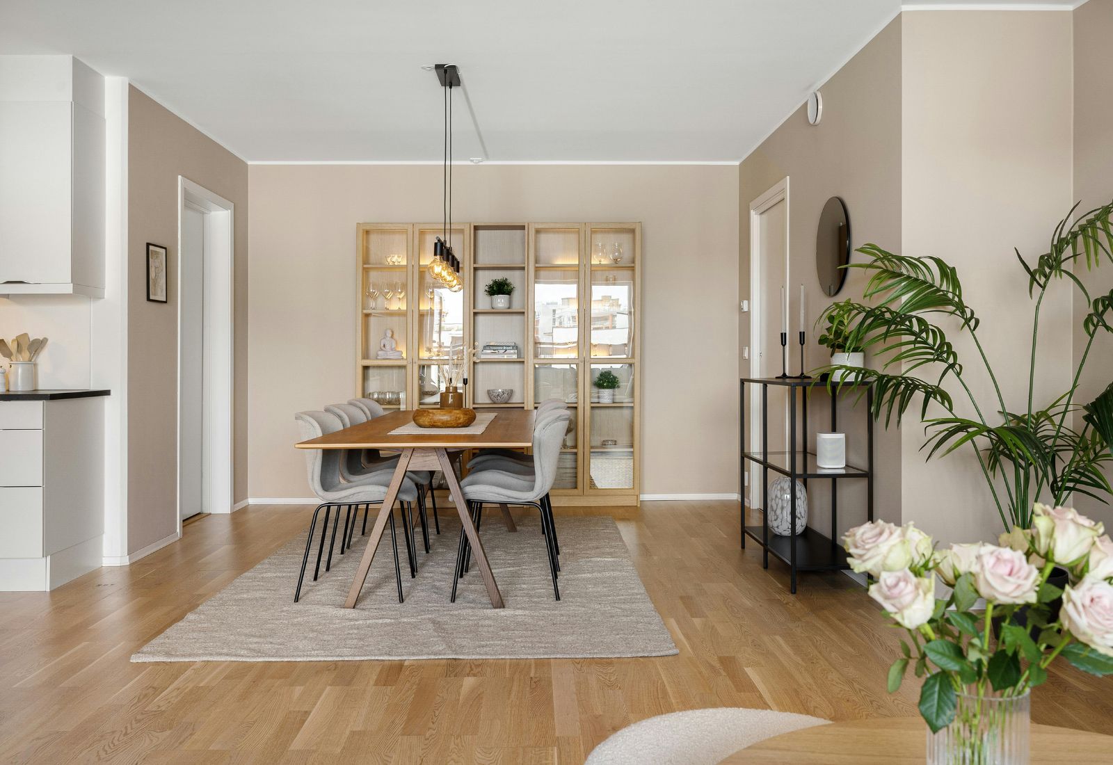 Une salle à manger bien éclairée ne met pas seulement la table en valeur : elle donne envie d’y rester