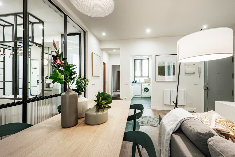 Les matériaux et les couleurs qui définissent l'appartement moderne